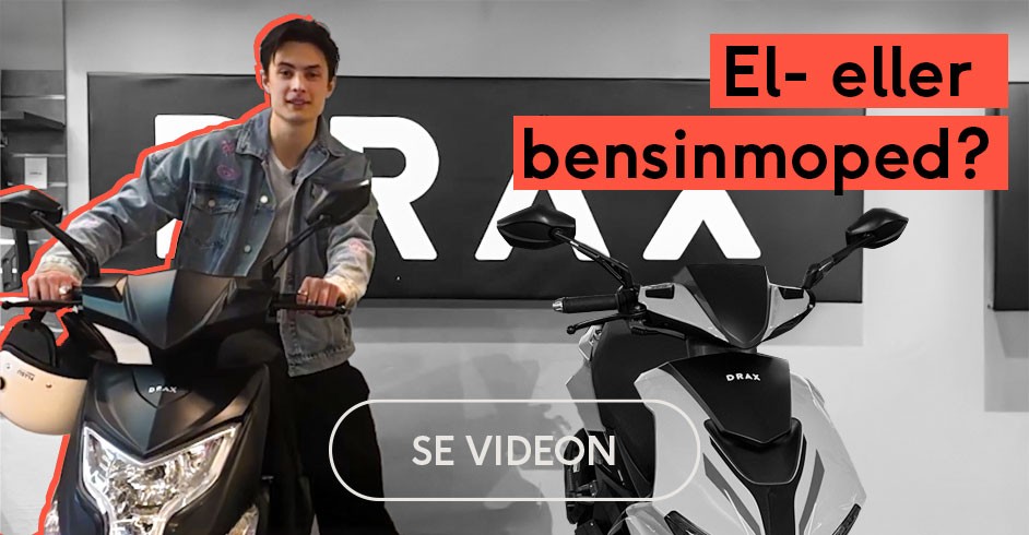 Bild d&auml;r en kille st&aring;r p&aring; sisten p&aring; en stegrande moped, med gr&aring; betong runt om