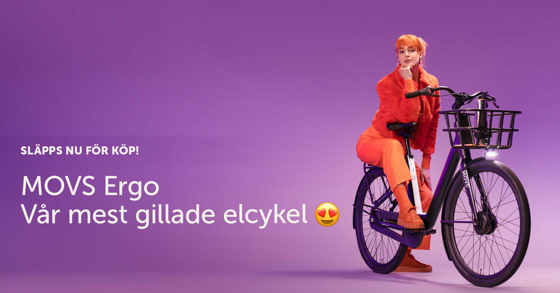 Lila bakgrund, tjej i orange som sitter på pakethållaren på en svart snygg cykel